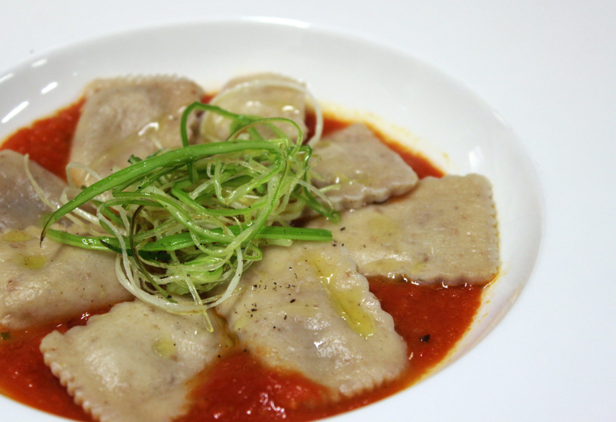 ravioli-vegan-erbette-su-vellutata-di-san-marzano